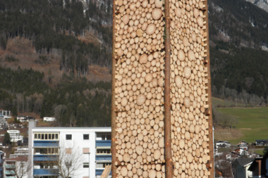 Der Funkenturm aus Holz, eine Vorarlberger Tradition, wird gerade aufgebaut. | © Christina Pellini