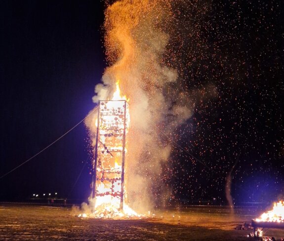 Der Funkenturm aus Holz, eine Vorarlberger Tradition, brennt. | © Silvia Plangg